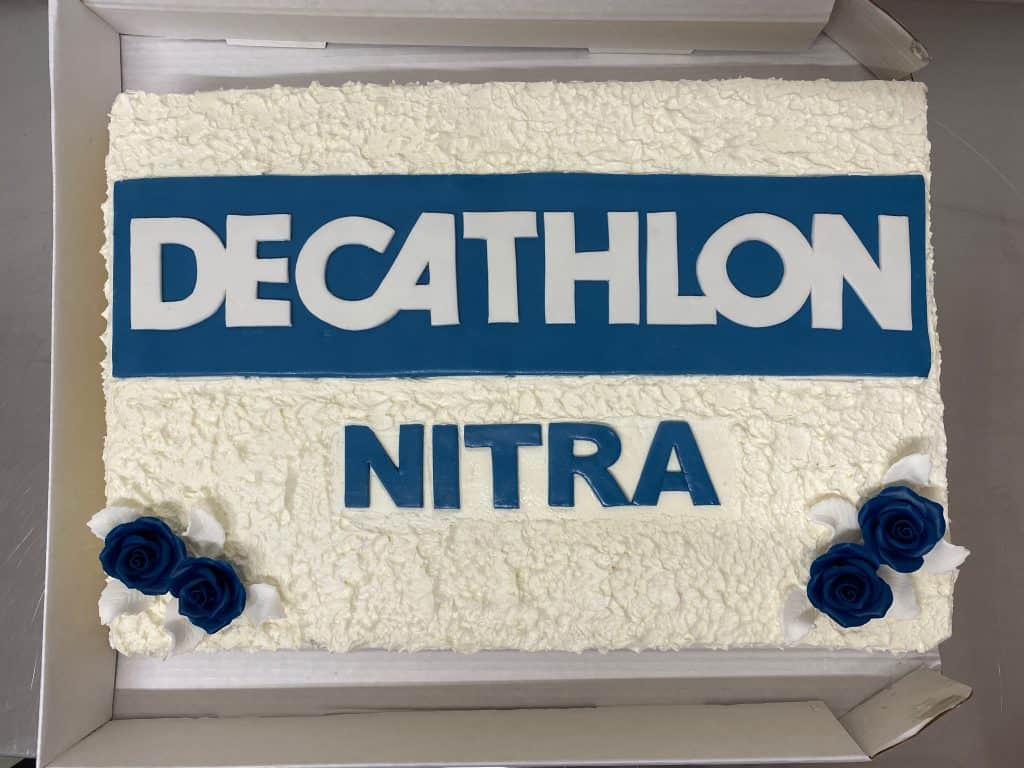 Firemná torta Decathlon Nitra. Ružová cukráreň.