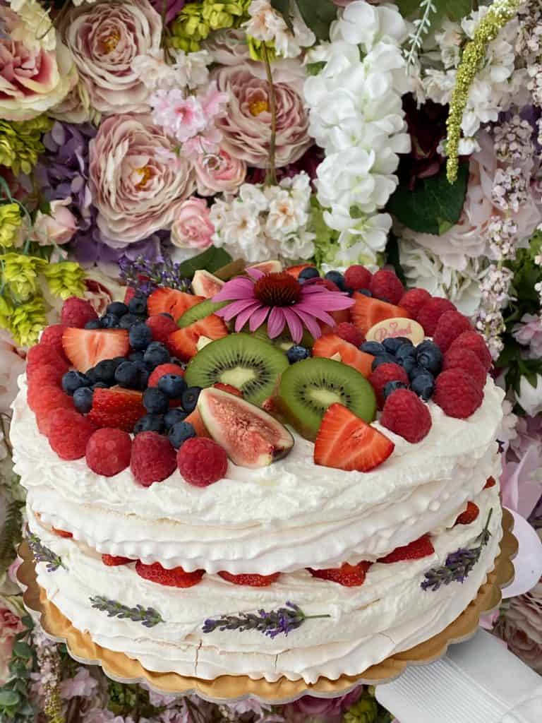 Pavlova torta. Pavlova cake. Torty Nitra. Cukráreň Nitra. Ružová