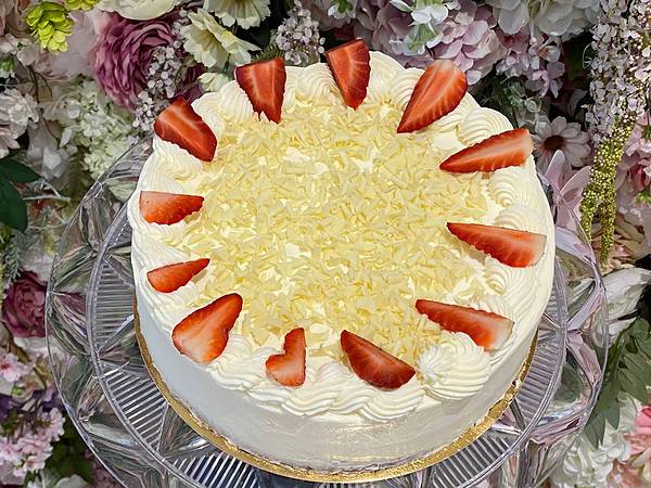 Mascarpone jahoda torta. Torty Nitra. Ružová cukráreň