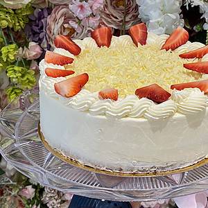 Mascarpone jahoda torta. Torty Nitra. Ružová cukráreň