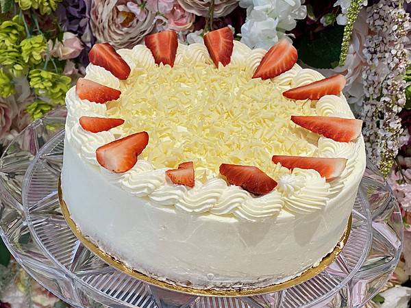 Mascarpone jahoda torta. Torty Nitra. Ružová cukráreň
