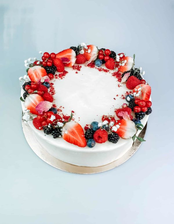 Mascarpone jahodová torta zdobená. Torty Nitra cukráreň