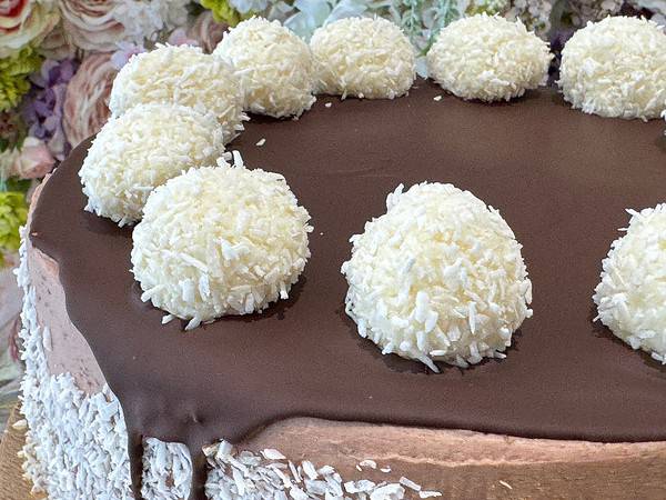 Bounty torta 2300 gr eshop Torty Nitra Ružová cukráreň